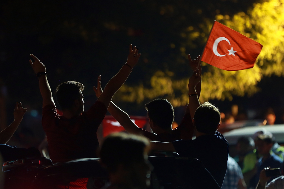 Türkiye'nin dört bir yanında millet sokaklarda! - 10