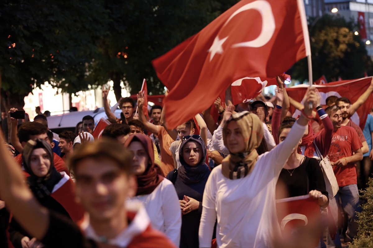 Türkiye'nin dört bir yanında millet sokaklarda! - 20