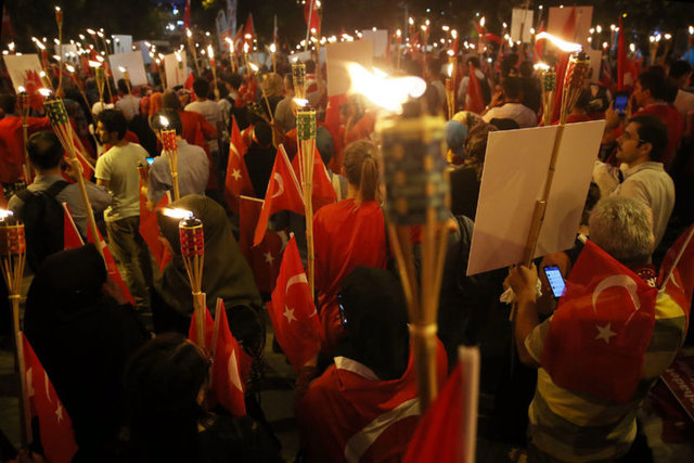 Boğaziçi Köprüsü'nde binlerce kişi yürüyor - 10