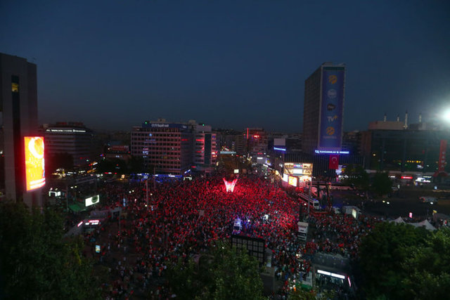 Halk meydanları boş bırakmıyor - 9