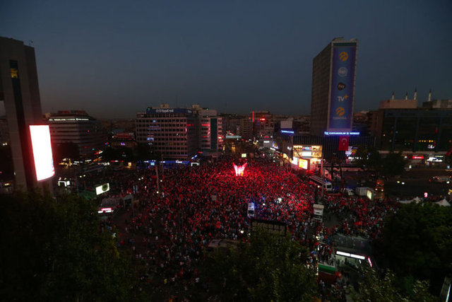 Halk meydanları boş bırakmıyor - 12