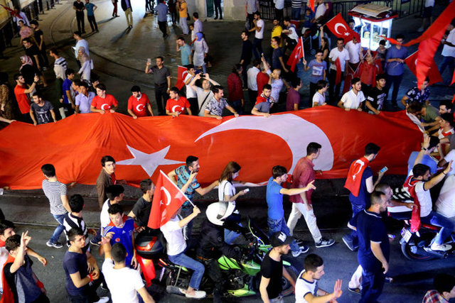 Halk meydanları boş bırakmıyor - 17