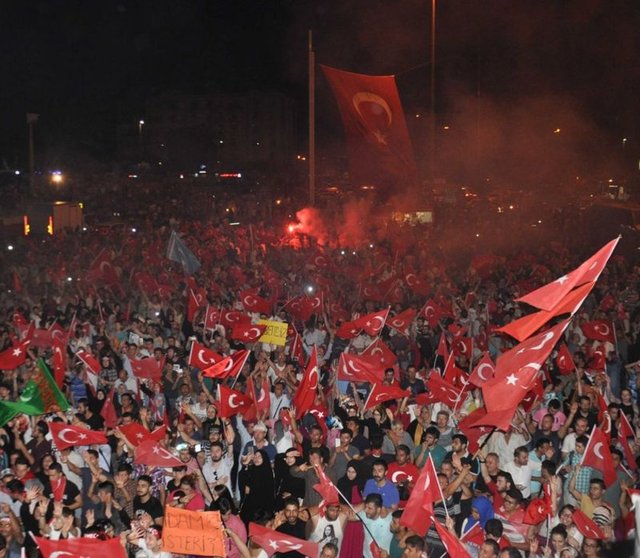 Halk meydanları boş bırakmıyor - 32