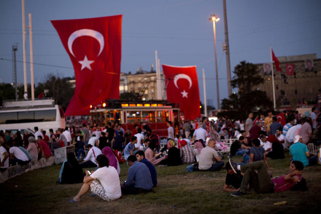 Halk meydanları boş bırakmıyor - 25