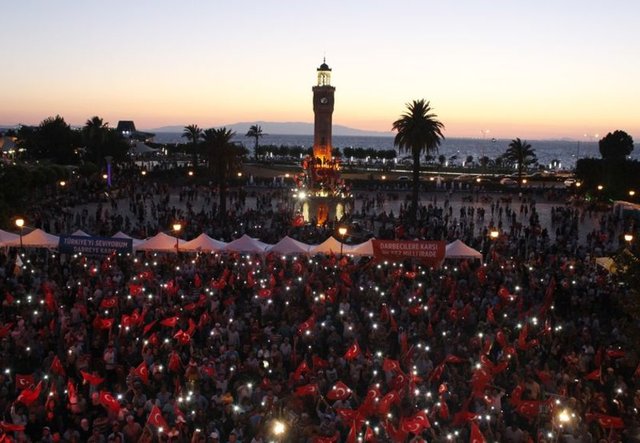 Halk meydanları boş bırakmıyor - 36