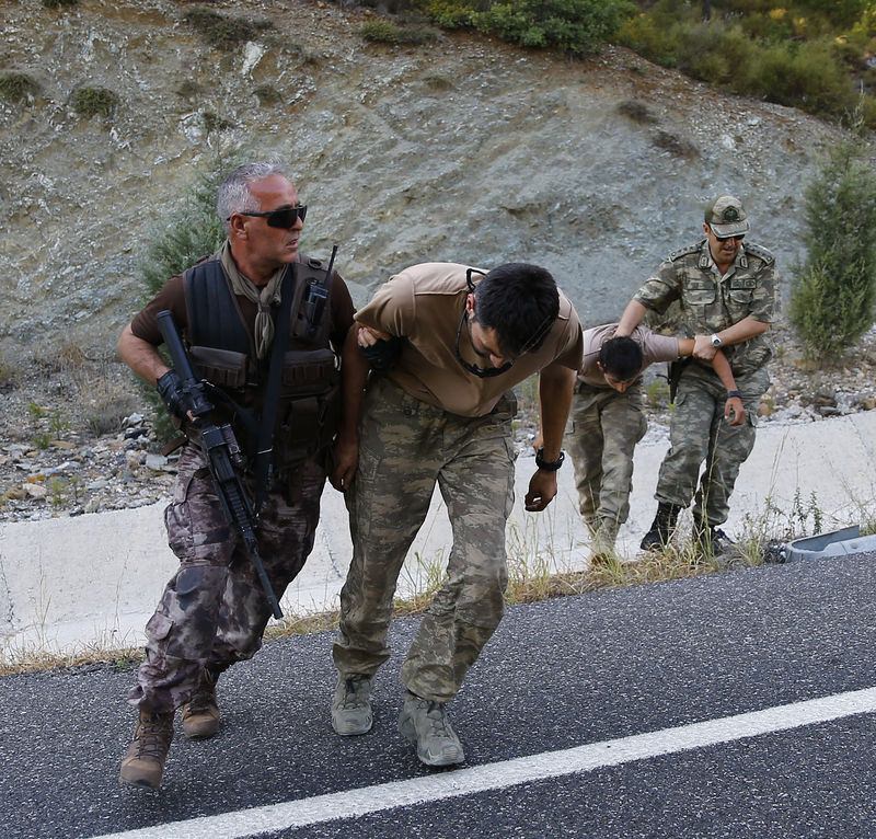 Darbecilerin cephaneleri ele geçirildi - 14