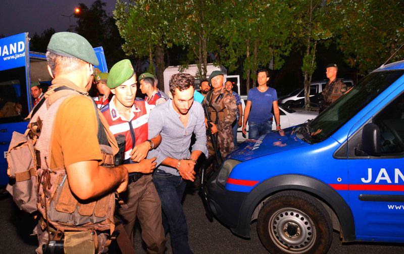 Darbecilerin cephaneleri ele geçirildi - 18