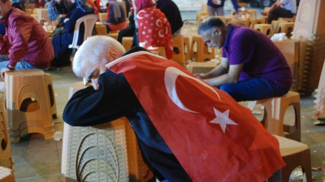 Türkiye'de 'Demokrasi nöbeti' devam ediyor - 777