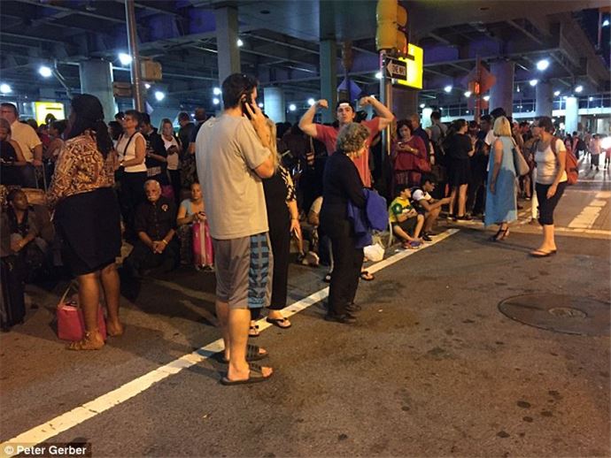 Amerika'da havalimanı boşaltıldı - 582