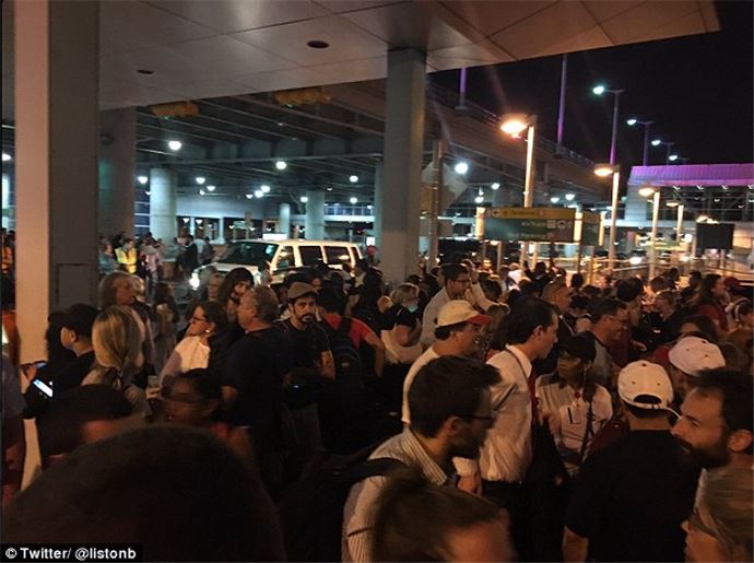 Amerika'da havalimanı boşaltıldı - 933