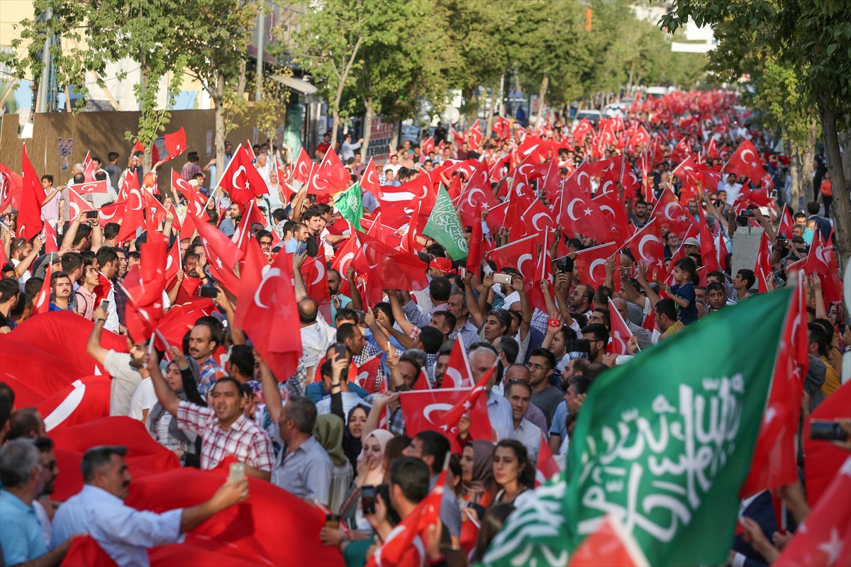 Van’da 'teröre lanet' yürüyüşü gerçekleştirildi - 7