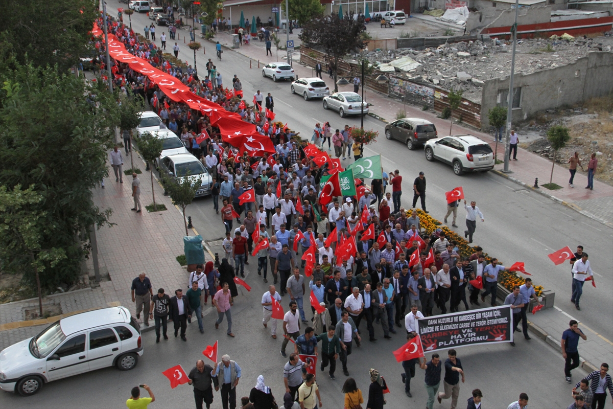 Van’da 'teröre lanet' yürüyüşü gerçekleştirildi - 11