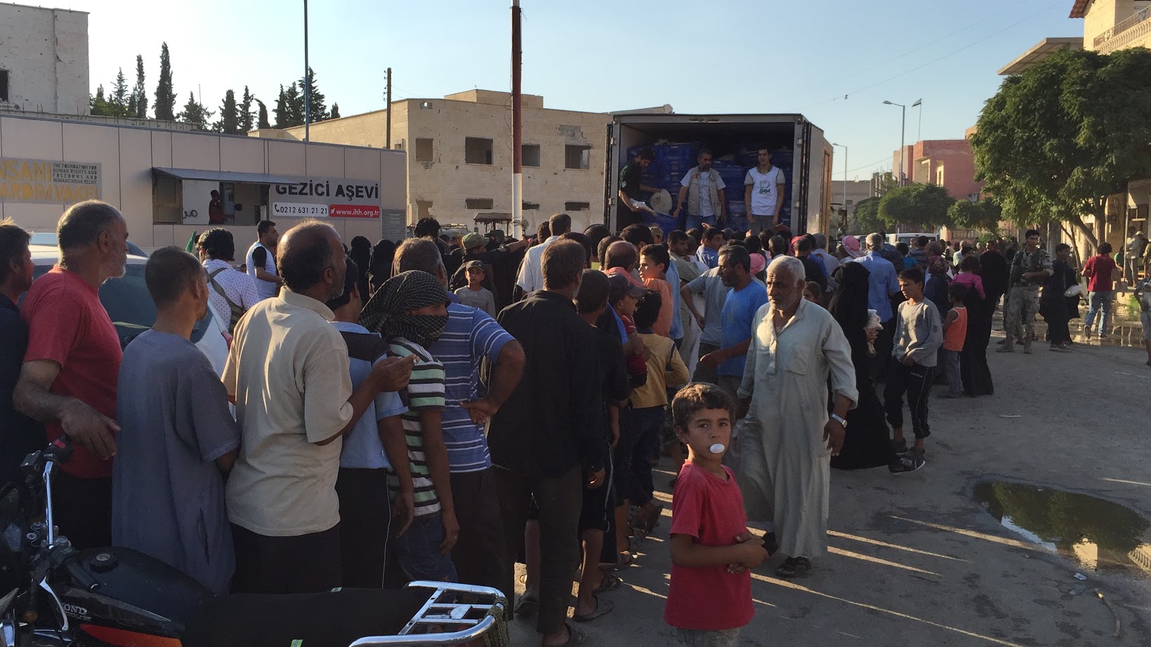 İHH’dan Cerablus’a 10 kamyonluk yardım - 693