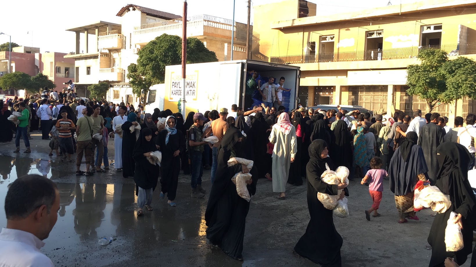 İHH’dan Cerablus’a 10 kamyonluk yardım - 747