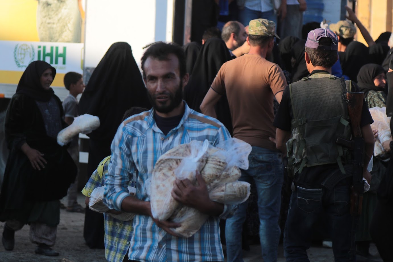 İHH’dan Cerablus’a 10 kamyonluk yardım - 773