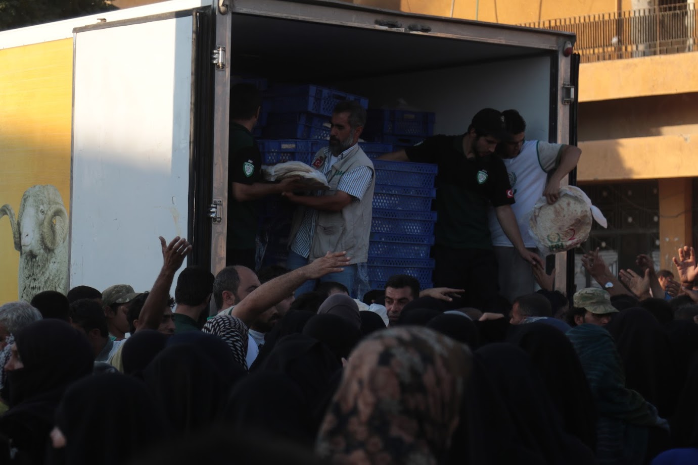 İHH’dan Cerablus’a 10 kamyonluk yardım - 869