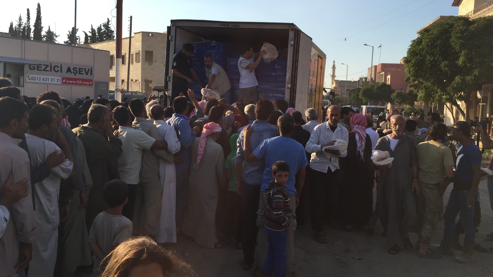 İHH’dan Cerablus’a 10 kamyonluk yardım - 716