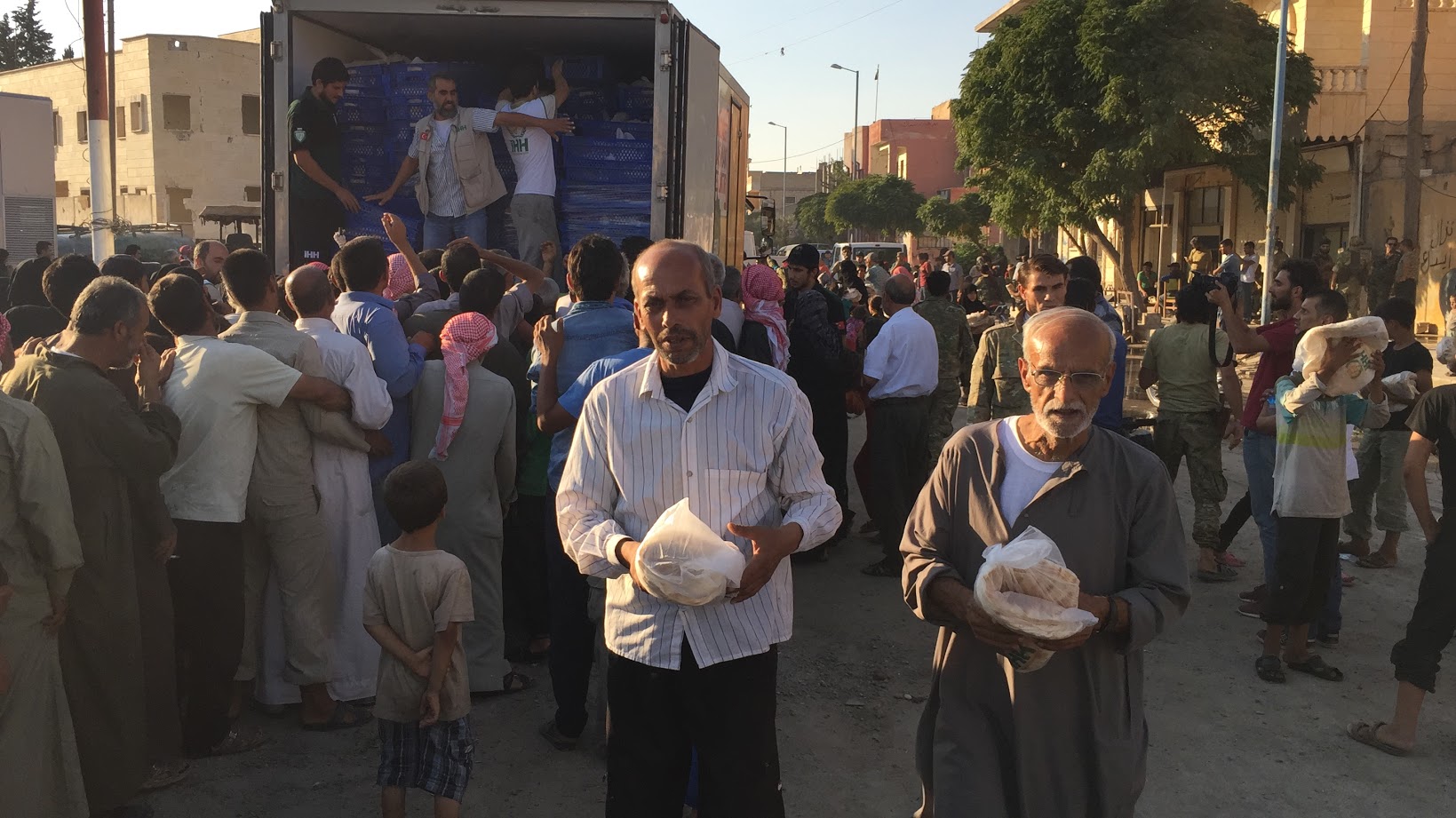 İHH’dan Cerablus’a 10 kamyonluk yardım - 772