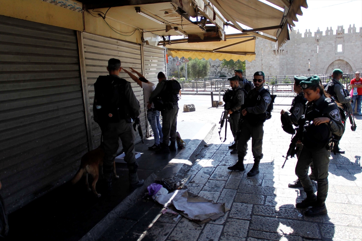 İsrail polisi, Kudüs'te Filistinlilerin üstünü aradı - 706