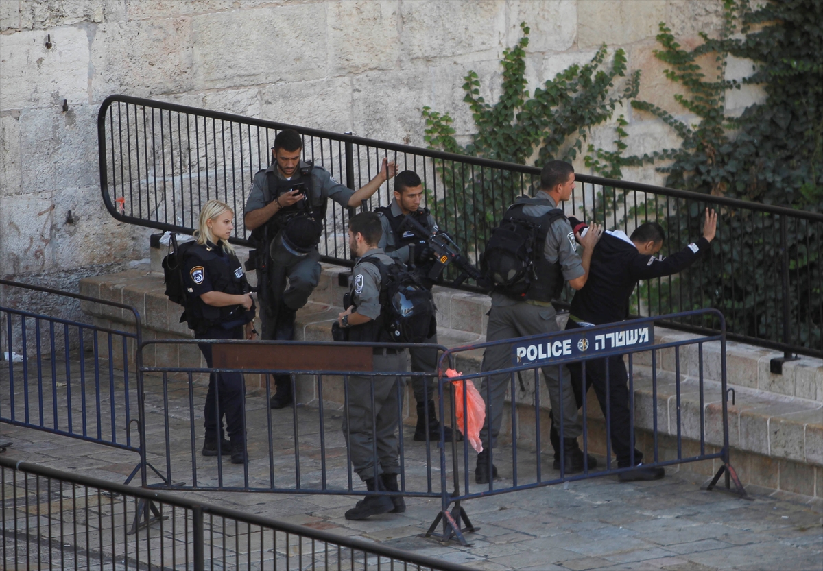 İsrail polisi, Kudüs'te Filistinlilerin üstünü aradı - 667