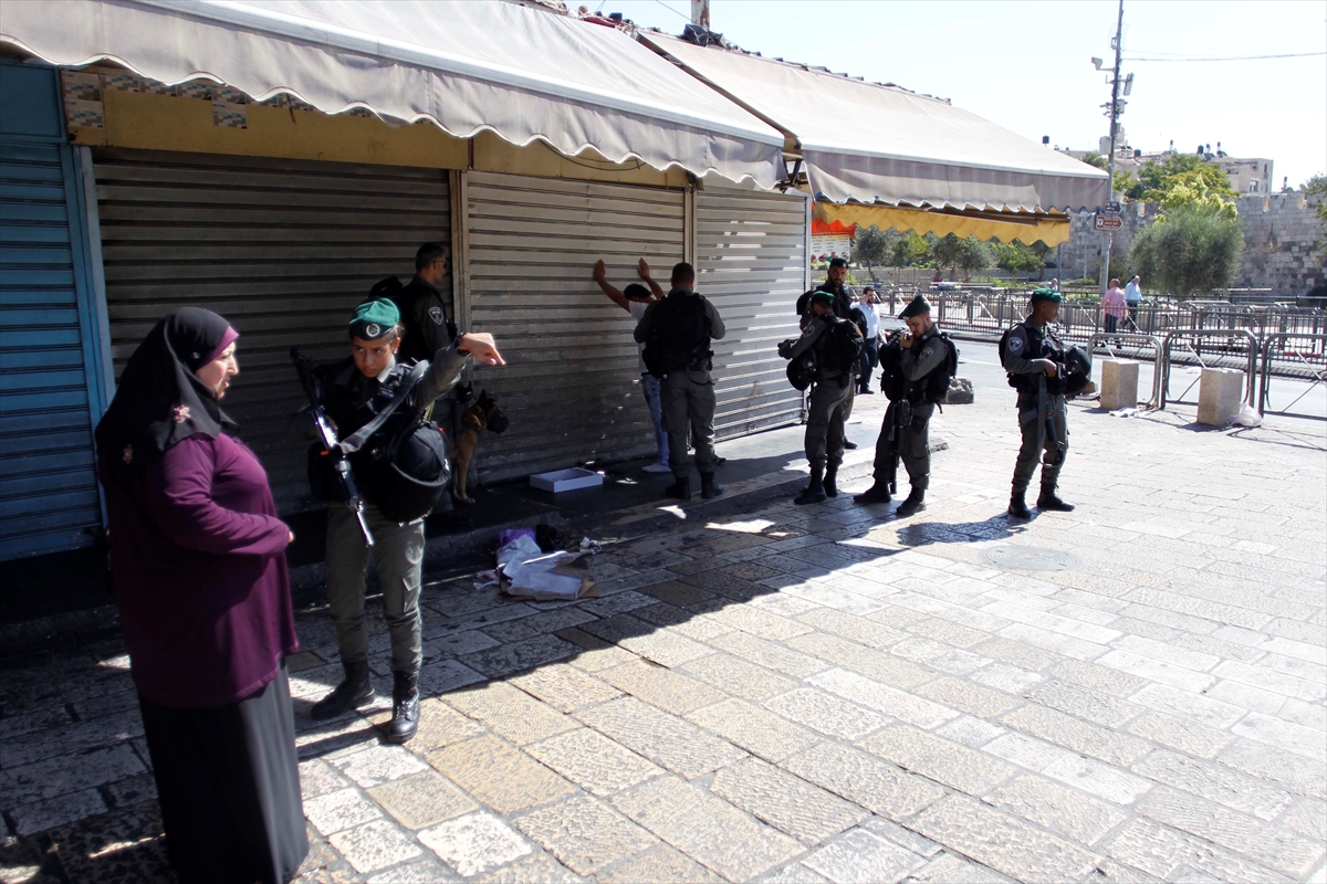 İsrail polisi, Kudüs'te Filistinlilerin üstünü aradı - 615