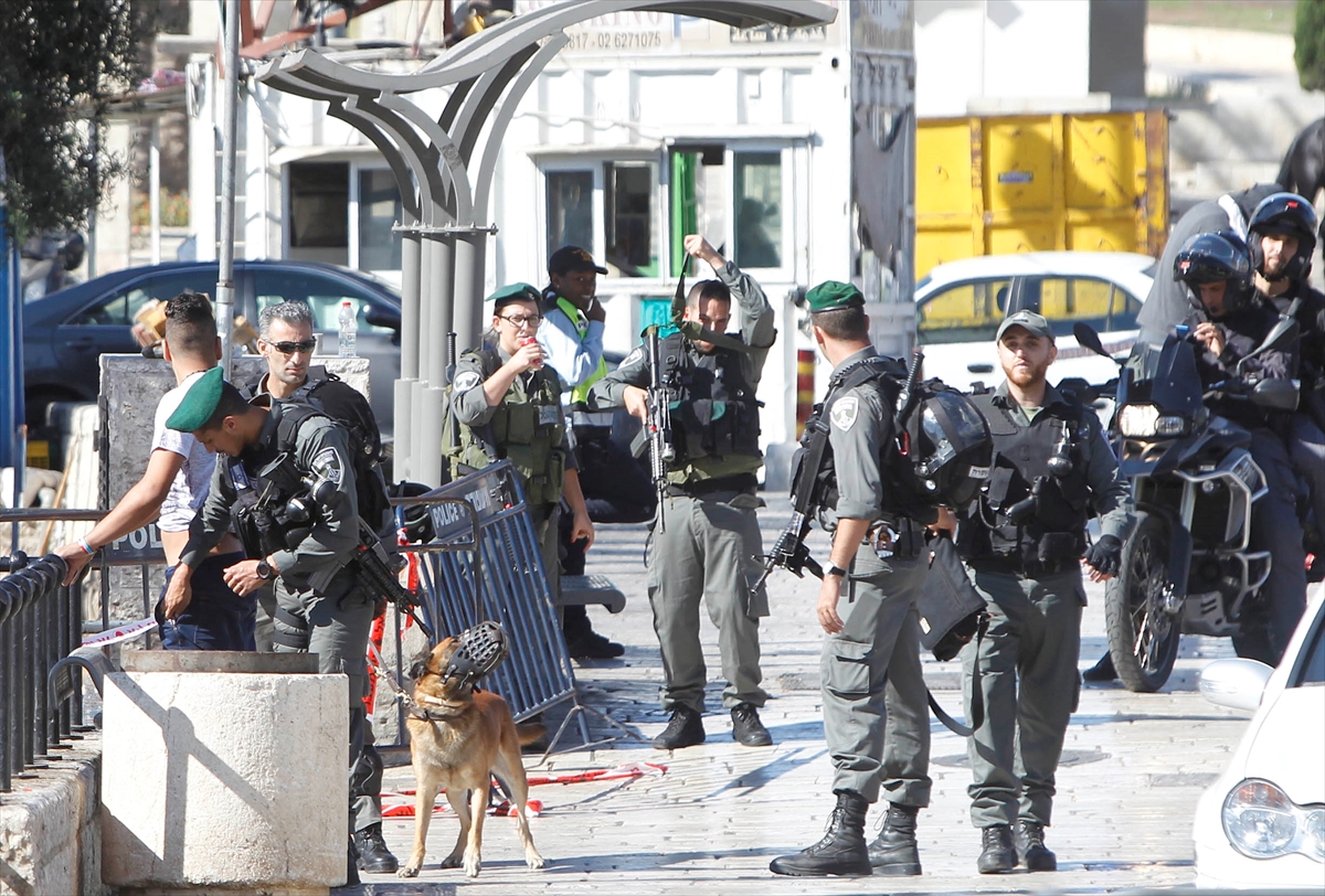 İsrail polisi, Kudüs'te Filistinlilerin üstünü aradı - 923
