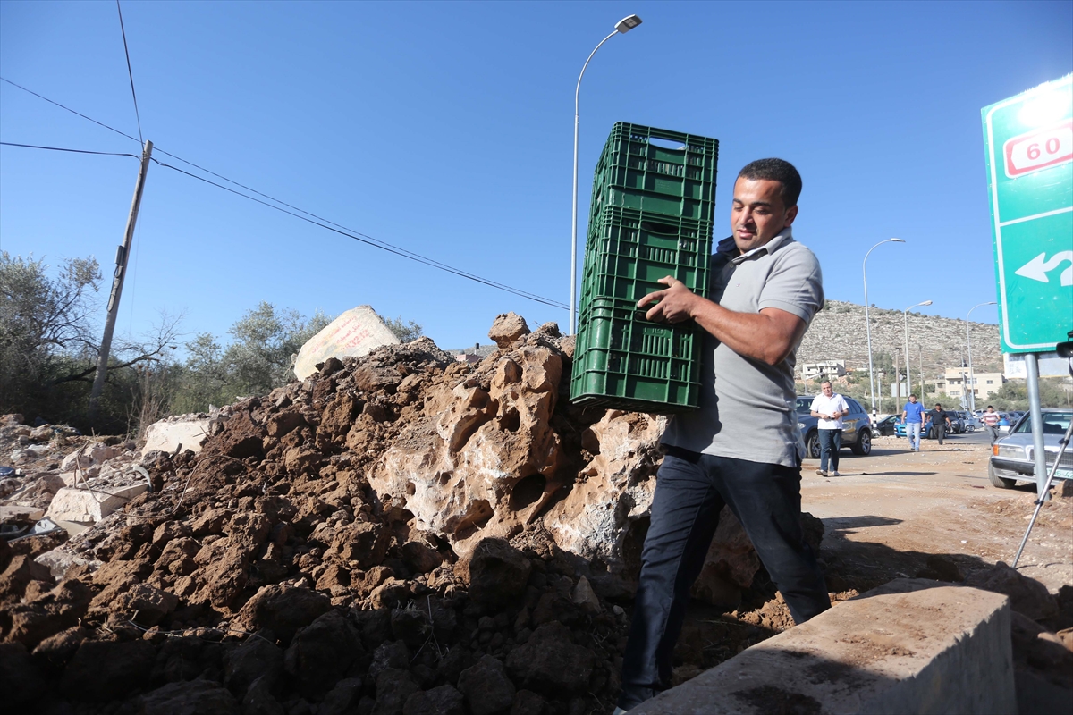 İsrail Filistinlilere ait beldeleri toprak ve beton bariyerlerle kapattı - 565