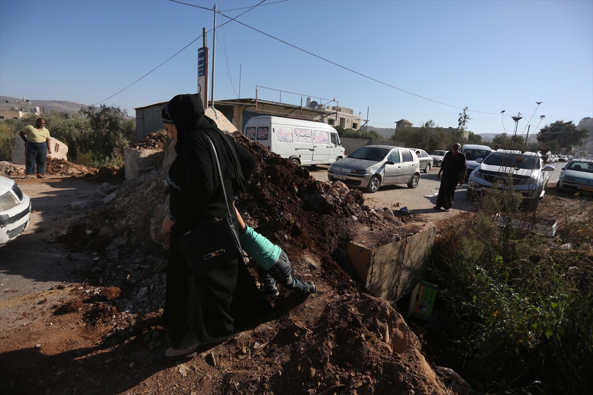 İsrail Filistinlilere ait beldeleri toprak ve beton bariyerlerle kapattı - 751