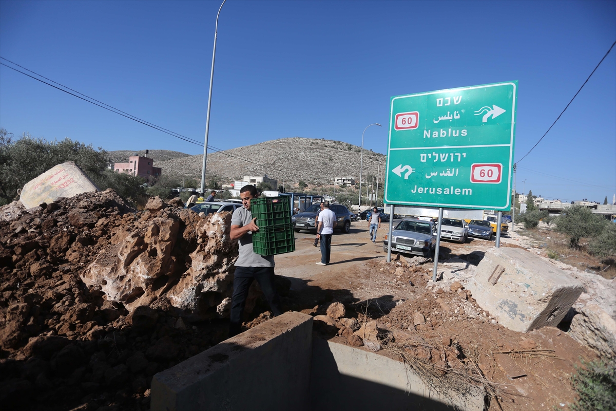 İsrail Filistinlilere ait beldeleri toprak ve beton bariyerlerle kapattı - 786