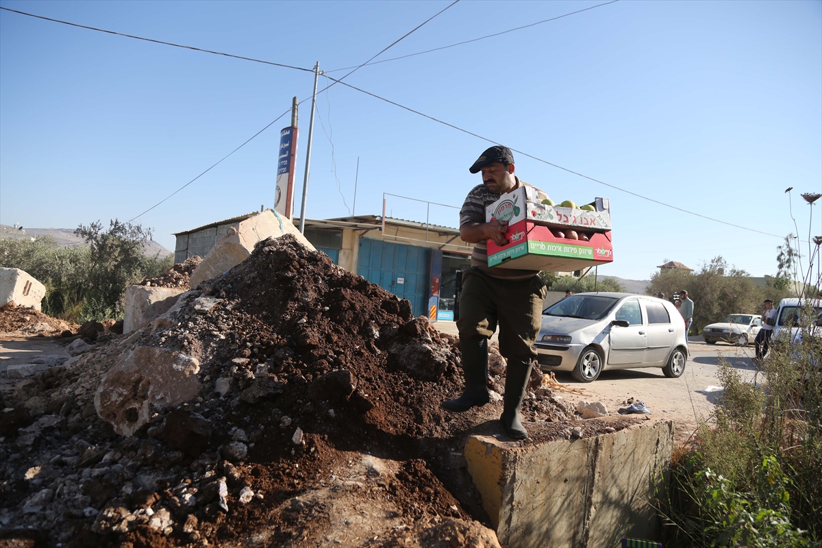 İsrail Filistinlilere ait beldeleri toprak ve beton bariyerlerle kapattı - 773