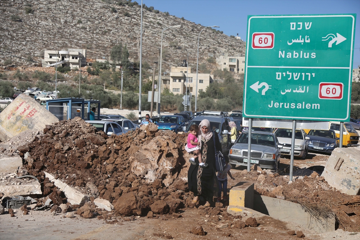 İsrail Filistinlilere ait beldeleri toprak ve beton bariyerlerle kapattı - 625