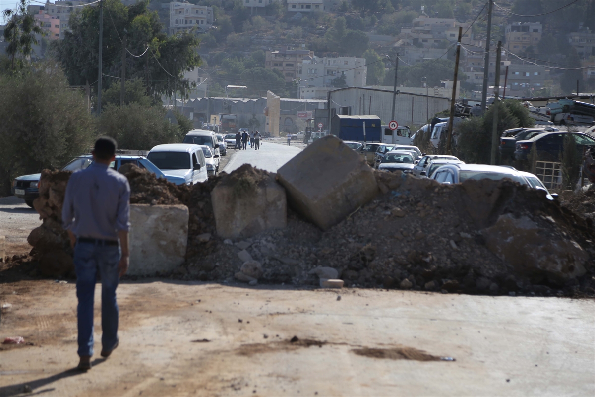 İsrail Filistinlilere ait beldeleri toprak ve beton bariyerlerle kapattı - 895