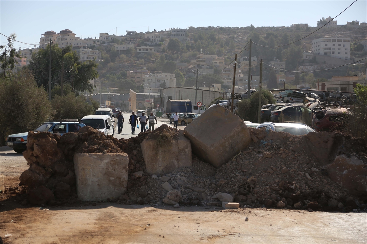 İsrail Filistinlilere ait beldeleri toprak ve beton bariyerlerle kapattı - 686