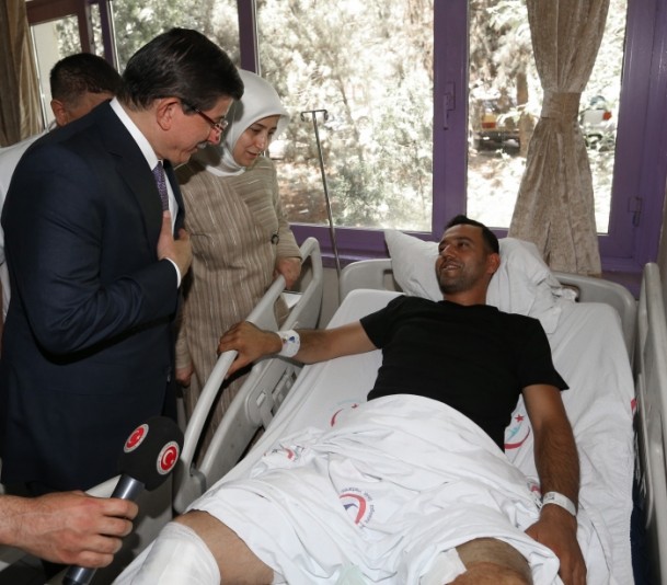 Başbakan Davutoğlu yaralıları ziyaret etti - 900