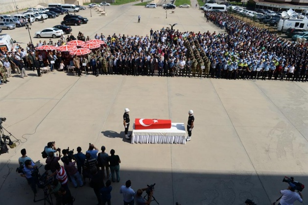 Katledilen polis son yolcuğuna uğurlandı - 18