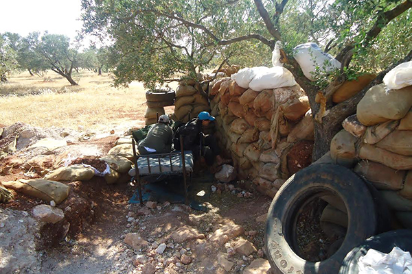 Muhalifler o köyü kuşattı - 1