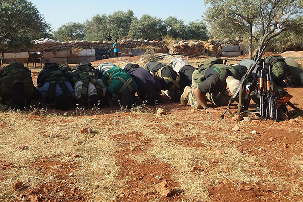 Muhalifler o köyü kuşattı - 8