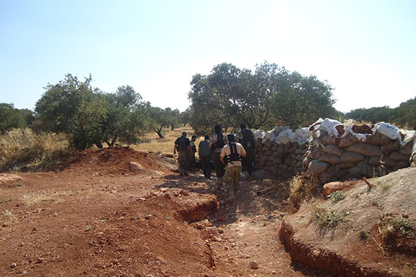 Muhalifler o köyü kuşattı - 4