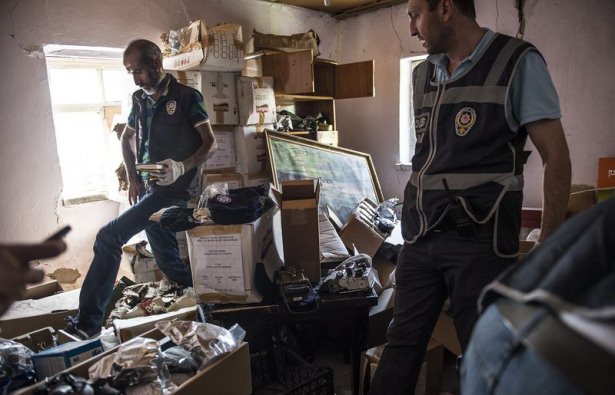 Gecekondudan çıkanlar polisleri şaşırttı! - 24