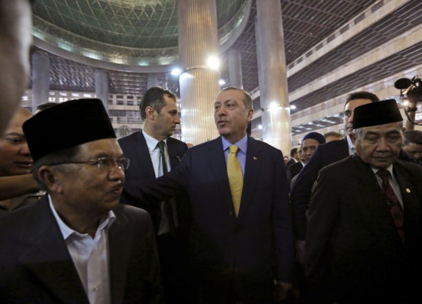 Erdoğan Endonezya'da Cuma namazı kıldı - 1