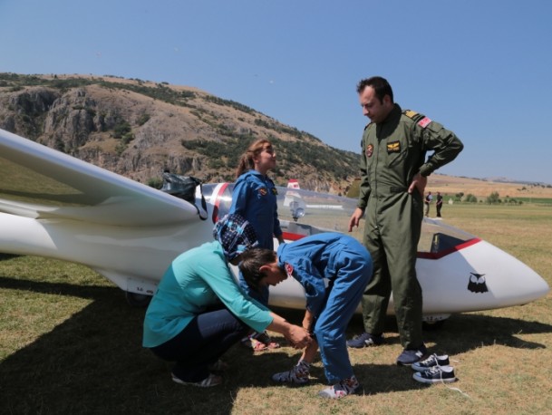 Somalı Betül ilk uçuş deneyimini babasına armağan etti - 904