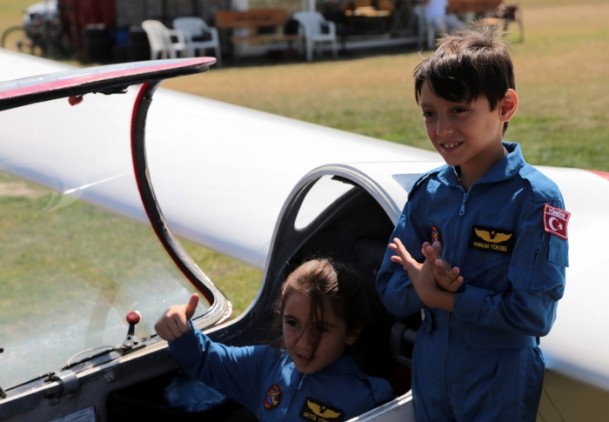 Somalı Betül ilk uçuş deneyimini babasına armağan etti - 707