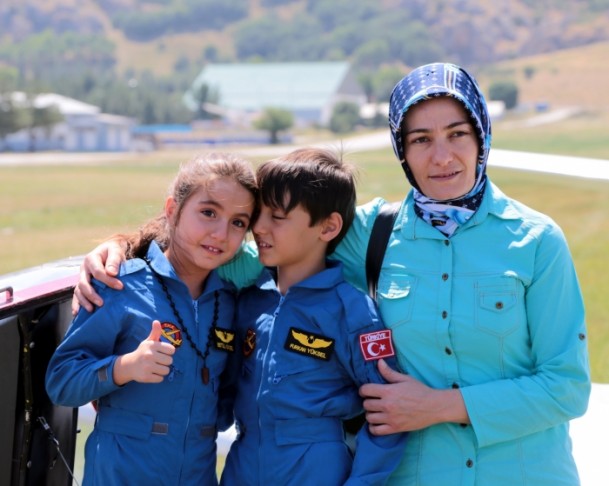 Somalı Betül ilk uçuş deneyimini babasına armağan etti - 683
