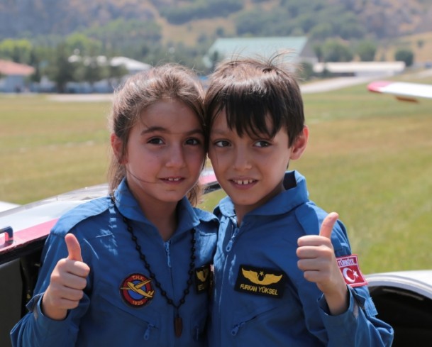 Somalı Betül ilk uçuş deneyimini babasına armağan etti - 572