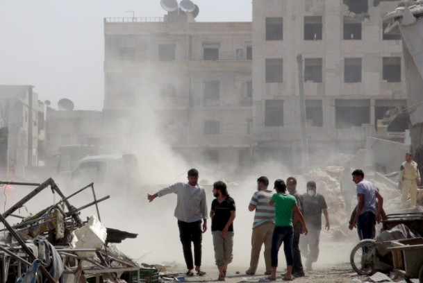 Esed rejimine ait savaş uçağı çarşıya düştü - 8