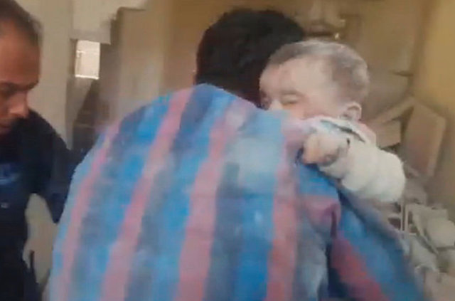 İdlib'de 1 aylık bebek enkaz altından böyle kurtarıldı - 6