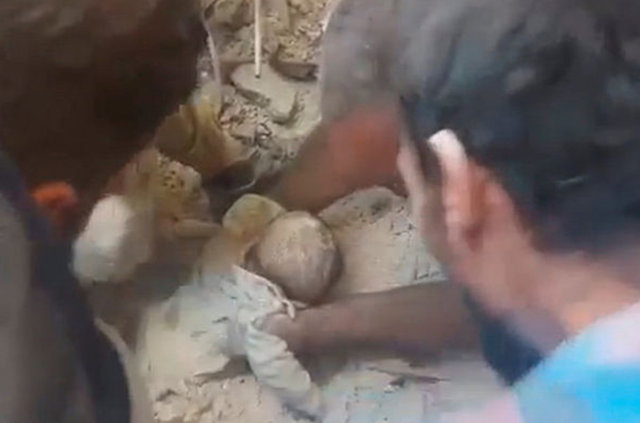 İdlib'de 1 aylık bebek enkaz altından böyle kurtarıldı - 3