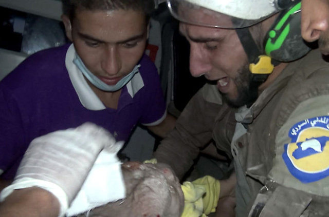 İdlib'de 1 aylık bebek enkaz altından böyle kurtarıldı - 1