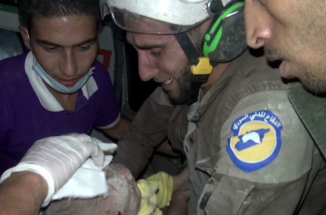 İdlib'de 1 aylık bebek enkaz altından böyle kurtarıldı - 2