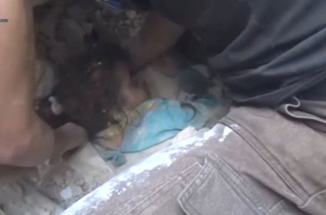 İdlib'de 1 aylık bebek enkaz altından böyle kurtarıldı - 7